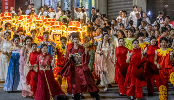非遗巡游燃动夏夜！洪江古商城“八月天天乐”精彩启幕