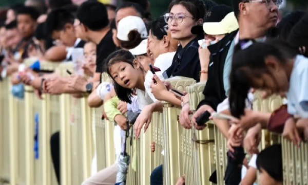 神兽踏云、风神起舞！泰名尔花车“破壁”出巡，赤峰绽放文化瑰宝